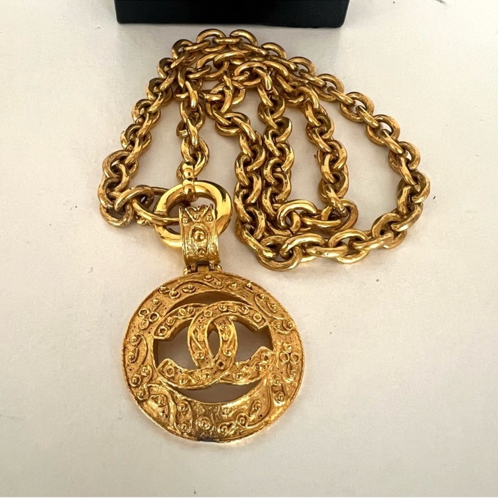💯 Authentic Chanel Coco Mark Gold Plated 94 A Pendant Necklace W/Box❤️ - Picture 6 of 11